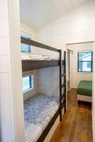 Ein Bett oder Betten in einem Zimmer der Unterkunft Creekside Modern Tiny Home - Firepit - Racoon Cabin