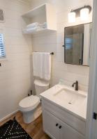Ein Badezimmer in der Unterkunft Creekside Modern Tiny Home - Firepit - Racoon Cabin