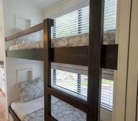 Ein Bett oder Betten in einem Zimmer der Unterkunft Creekside Modern Tiny Home - Firepit - Racoon Cabin
