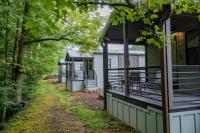Ein Garten an der Unterkunft Creekside Modern Tiny Home - Firepit - Racoon Cabin