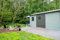 Ein Garten an der Unterkunft Creekside Modern Tiny Home - Firepit - Racoon Cabin