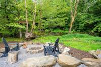 Ein Garten an der Unterkunft Creekside Modern Tiny Home - Firepit - Racoon Cabin