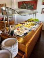 ein Buffet mit vielen verschiedenen Speisen in der Unterkunft Portal de Gravatá para até 6 pessoas - Térreo in Gravatá