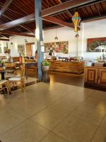 ein Restaurant mit Tischen und Stühlen und einem Speisesaal in der Unterkunft Portal de Gravatá para até 6 pessoas - Térreo in Gravatá