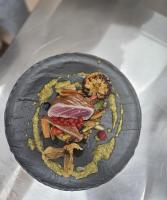 Camp Vransko lake - Mobile homes في باكوشتاني: طبق من الطعام مع اللحوم والخضروات على الطاولة