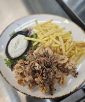 Camp Vransko lake - Mobile homes في باكوشتاني: طبق طعام مع بطاطس مقلية وصلصة