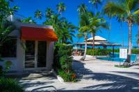 Un resort en la playa con palmeras y piscina. en Rincon of the Seas Grand Caribbean Hotel, en Rincón