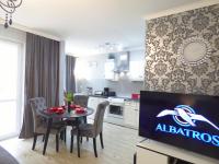 Televízia a/alebo spoločenská miestnosť v ubytovaní Apartamenty Albatros ARK