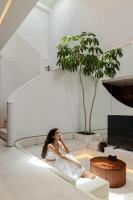 チャングーにあるVOX Villas Cangguの居間のソファに座る女性