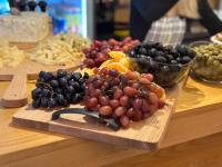 Un montón de frutas en una tabla de cortar sobre una mesa. en Pensiunea Senin, en Sovata