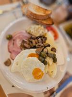 Un plato de comida con huevos, nueces y pan. en Pensiunea Senin, en Sovata