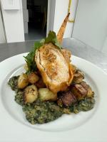 un plato de comida con un sándwich y patatas en The Lodges, en Stanley