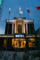 ウルゲンチにあるGrand Castle Hotelの三旗のホテル