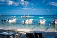 プラヤ・デル・カルメンにあるエル タージ オーシャンフロント&ビーチサイド コンド ホテルの水上の桟橋に結ばれた船