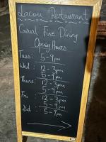 ロゾーにあるMelrose House Dominicaの等速運転と書かれた黒板の看板