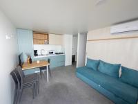 Kuchnia lub aneks kuchenny w obiekcie Mobile Homes Camp Klenovica
