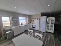 Een keuken of kitchenette bij Við Hafið Guesthouse