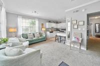ein Wohnzimmer mit Couch und Küche in der Unterkunft Sunny escape in Miramar Beach in Destin