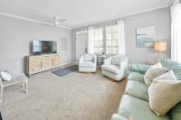 ein Wohnzimmer mit einem Sofa und zwei Sesseln und einem Fernseher in der Unterkunft Sunny escape in Miramar Beach in Destin