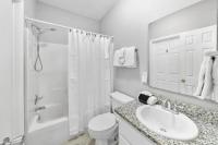 ein Badezimmer mit Waschbecken, Toilette und Dusche in der Unterkunft Sunny escape in Miramar Beach in Destin