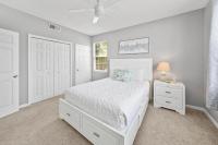 ein weißes Schlafzimmer mit einem weißen Bett und einem Fenster in der Unterkunft Sunny escape in Miramar Beach in Destin