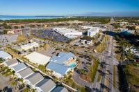 Blick auf Sunny escape in Miramar Beach aus der Vogelperspektive