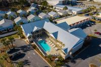 Der Swimmingpool an oder in der Nähe von Sunny escape in Miramar Beach