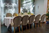 a dining room with a table and chairs at Villa Garden Dyplomat in Olsztyn