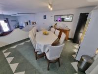 Kuchyňa alebo kuchynka v ubytovaní Holiday house with private pool and sauna