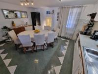 Kuchyňa alebo kuchynka v ubytovaní Holiday house with private pool and sauna