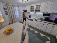 Kuchyňa alebo kuchynka v ubytovaní Holiday house with private pool and sauna