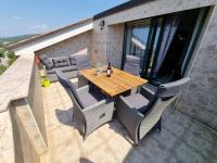 Balkón alebo terasa v ubytovaní Holiday house with private pool and sauna