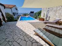 Bazén v ubytovaní Holiday house with private pool and sauna alebo v jeho blízkosti