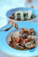un piatto blu di cibo con cozze e altri cibi di Dalyan Residence & Suites a Çeşme