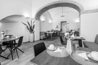 una foto en blanco y negro de un comedor con mesas en Templo Boutique Hotel, en Évora