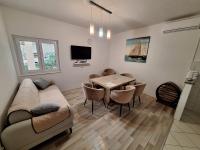 Televízia a/alebo spoločenská miestnosť v ubytovaní Apartments Kapelica