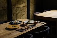 una mesa de madera con dos platos de comida. en Bed and Craft, en Nanto