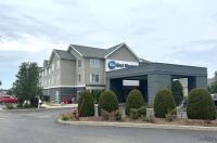Una representación de un hotel en un estacionamiento. en Best Western Erie Inn &amp; Suites, en Erie
