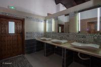 un bagno con tre lavandini e due specchi di Resort Hotel El Cortijo & Spa a Chefchaouen