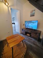 Televízia a/alebo spoločenská miestnosť v ubytovaní Apartments Hasanovic Rukavac