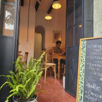 een man zit aan een tafel in een restaurant met een bord bij Agrado Guest House in Oaxaca City