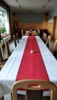 Una mesa larga con un mantel rojo y blanco. en Gasthaus Columbus, en Walsrode