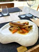 een wit bord met eten op een tafel bij Auberge Kallisté - Eco Label in Porto Pollo