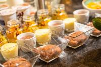 Una mesa cubierta con diferentes tipos de alimentos en recipientes de vidrio. en Winklers Gipfelblick Chalet, inklusive Alpentherme - Ganzjährig, Gasteiner Bergbahn - nur Sommer, en Bad Hofgastein