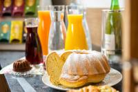 una mesa con un plato de pan y zumo de naranja en Winklers Gipfelblick Chalet, inklusive Alpentherme - Ganzjährig, Gasteiner Bergbahn - nur Sommer, en Bad Hofgastein