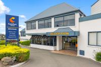ティマルにあるComfort Hotel Benvenueの建物の前に登録記号を掲げた建物