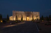 Un gran castillo de noche con una carretera al frente. en Obruk Kervansaray Museum Hotel, en Obruk