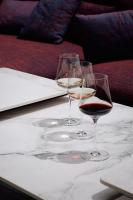 dwie szklanki wina stojące na stole w obiekcie Relais & Chateaux Schönegg w mieście Zermatt