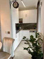 Kuchyňa alebo kuchynka v ubytovaní Uroczy apartament 2 osobne pokoje Marina Royal Palace