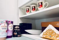 Príslušenstvo na prípravu kávy alebo čaju v ubytovaní Uroczy apartament 2 osobne pokoje Marina Royal Palace